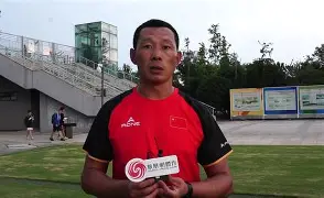 教练强调比赛细节，力求减少失误(教练把比赛的规则又详细地说了一遍)