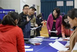 教练强调比赛细节，力求减少失误(教练把比赛的规则又详细地说了一遍)